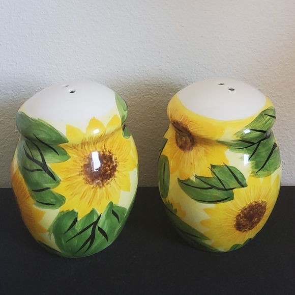 Vintage Sunflower Salt and Pepper Shaker - Picture 4 of 6